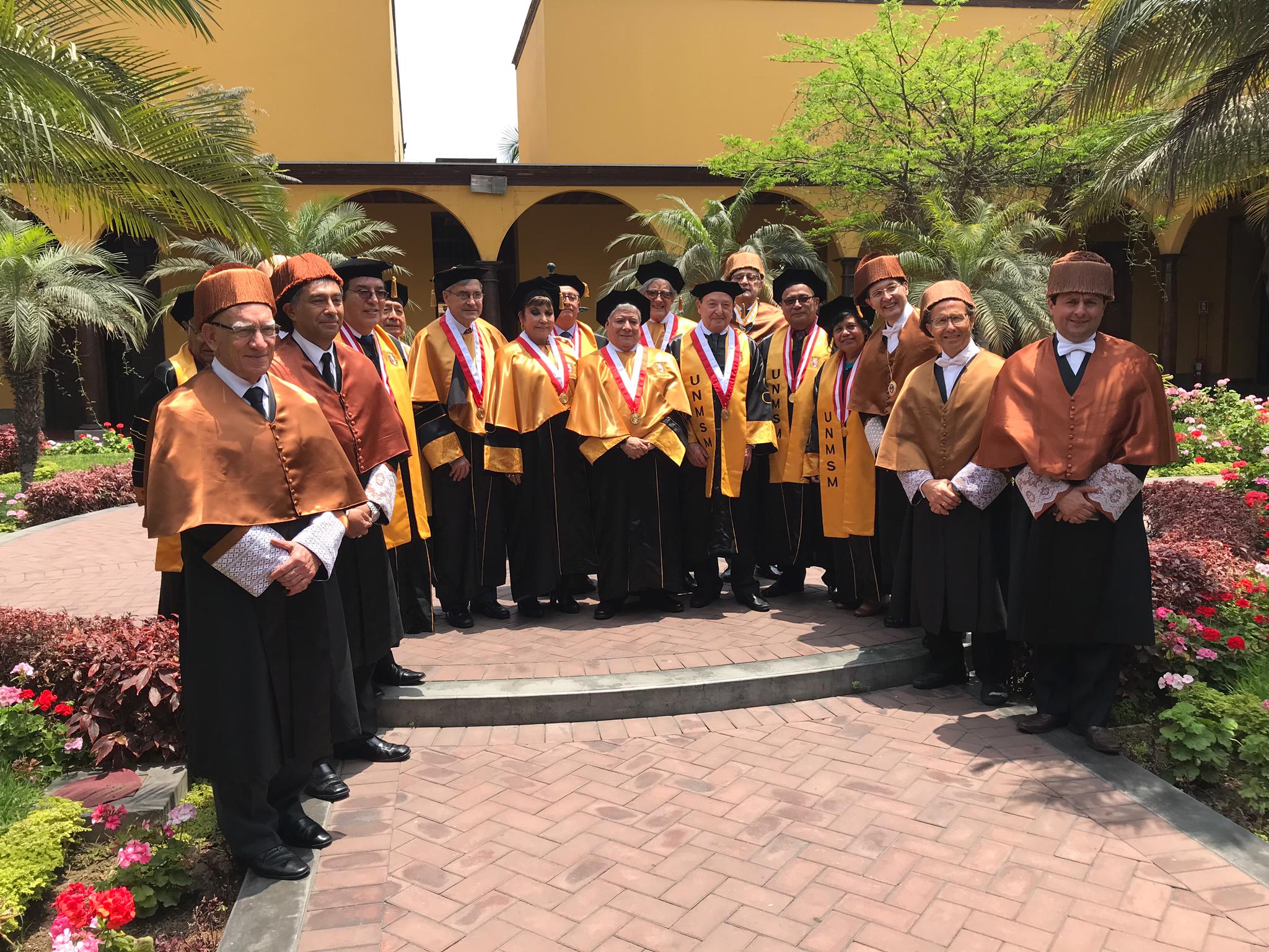 El Dr Adolfo Cazorla en el nombramiento como Doctor Honoris Causa por la Universidad Nacional Mayor de San Marcos (UNMSM) en Lima, acompañado de Doctores de GESPLAN