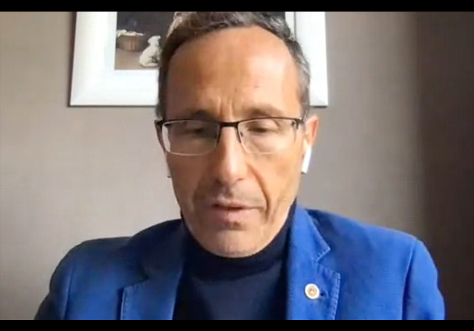 Un momento de la intervención del Catedrático Ignacio de los Ríos como miembro de la Comisión Evaluadora Un momento de la intervención del Catedrático Ignacio de los Ríos como miembro de la Comisión Evaluadora