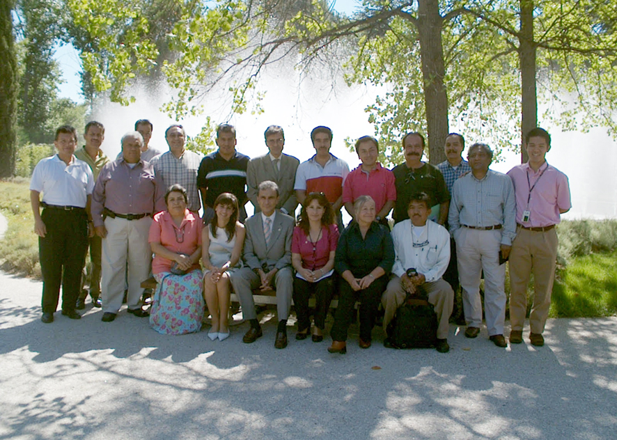 Daniel Talavera (tercero por la derecha) junto a los doctores José Regalado y Ángel Martín de COLPOS y el grupo internacional durante su estancia UPM en 2003 Daniel Talavera (tercero por la derecha) junto a los doctores José Regalado y Ángel Martín de COLPOS y el grupo internacional durante su estancia UPM en 2003