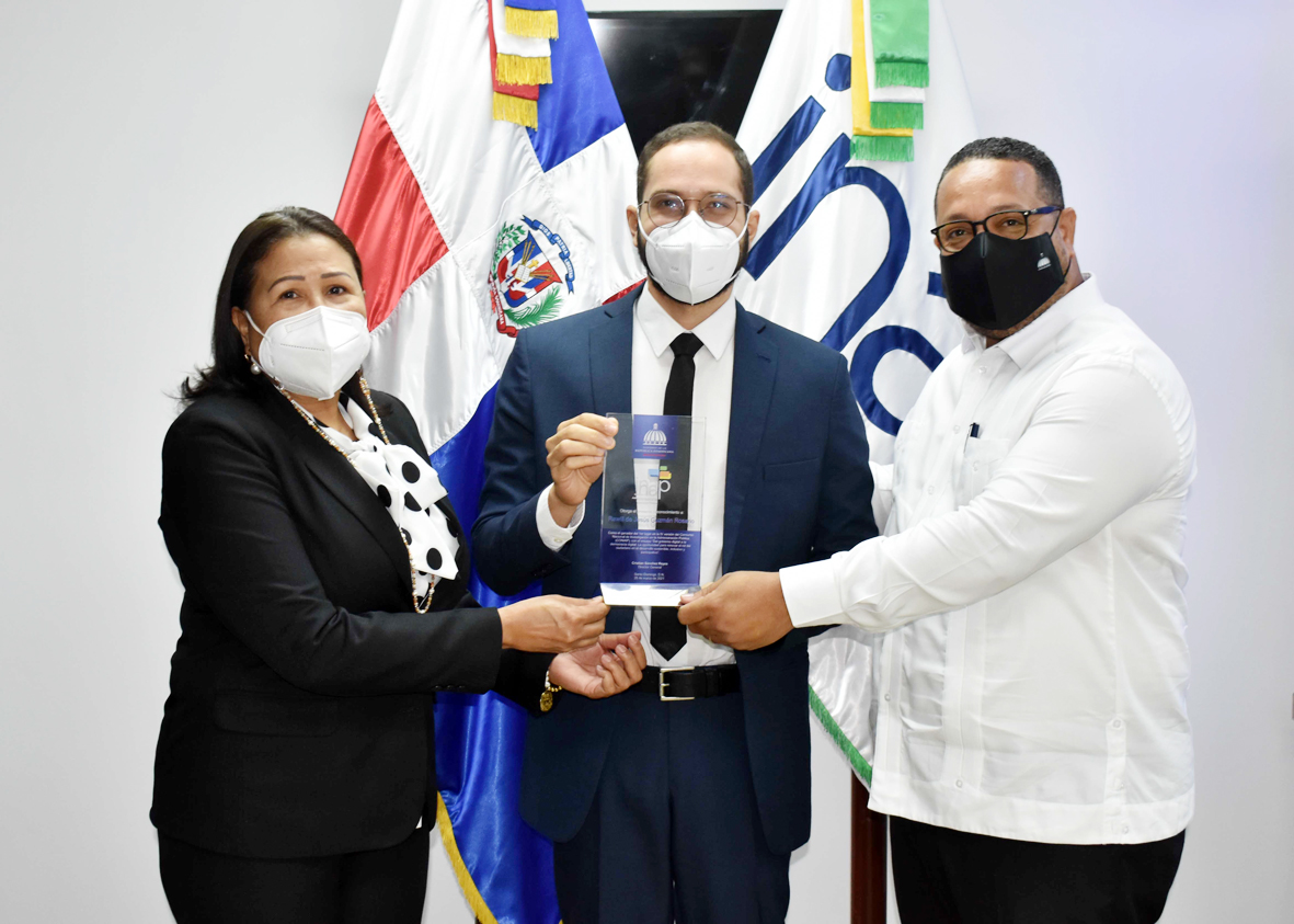 Imagen de los tres ganadores de la cuarta versión del CONIAP Imagen de los tres ganadores de la cuarta versión del CONIAP