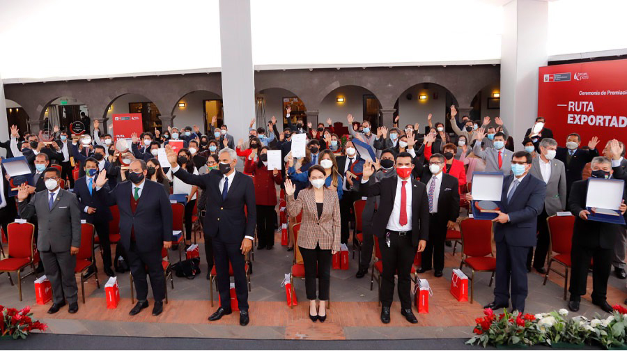 Foto de familia en Promperú 2021 con todas las autoridades y premiados Foto de familia en Promperú 2021 con todas las autoridades y premiados