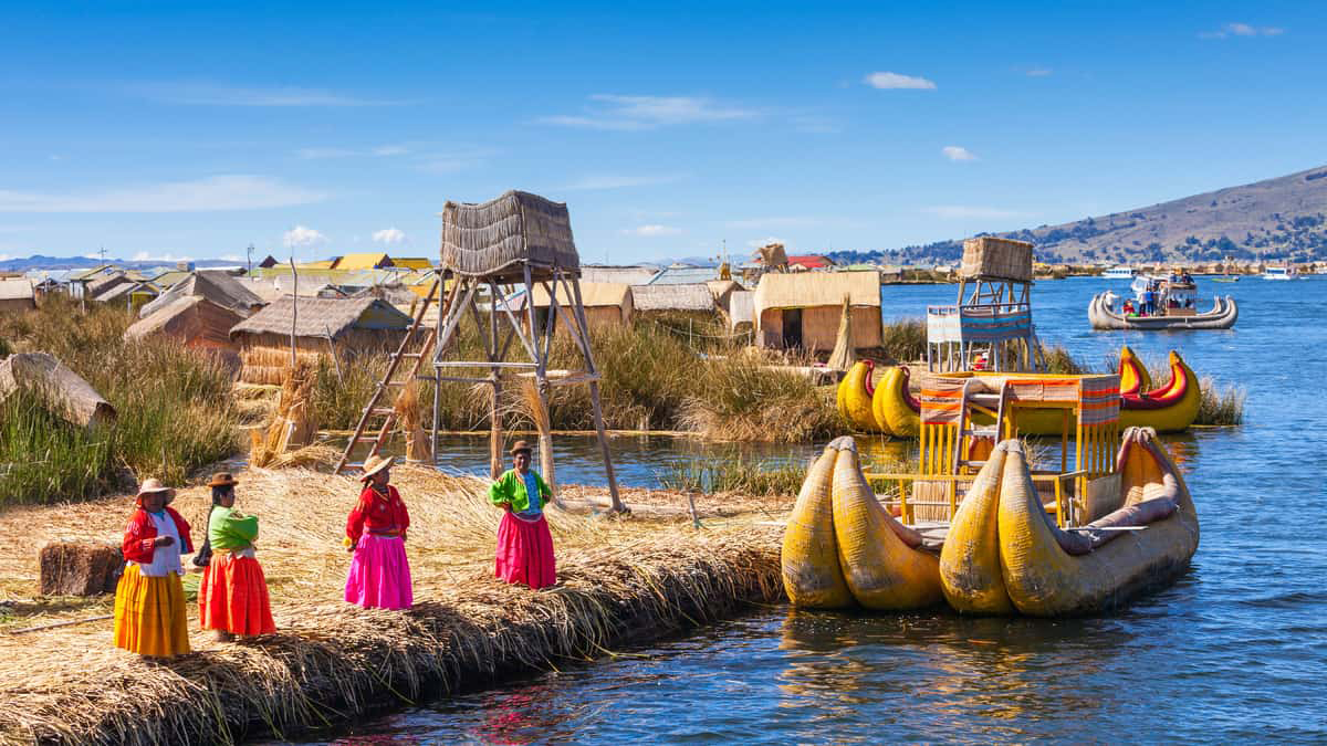 Imagen de la orilla del lago Titicaca con mujeres Aymaras. Puno (Perú) Imagen de la orilla del lago Titicaca con mujeres Aymaras. Puno (Perú)