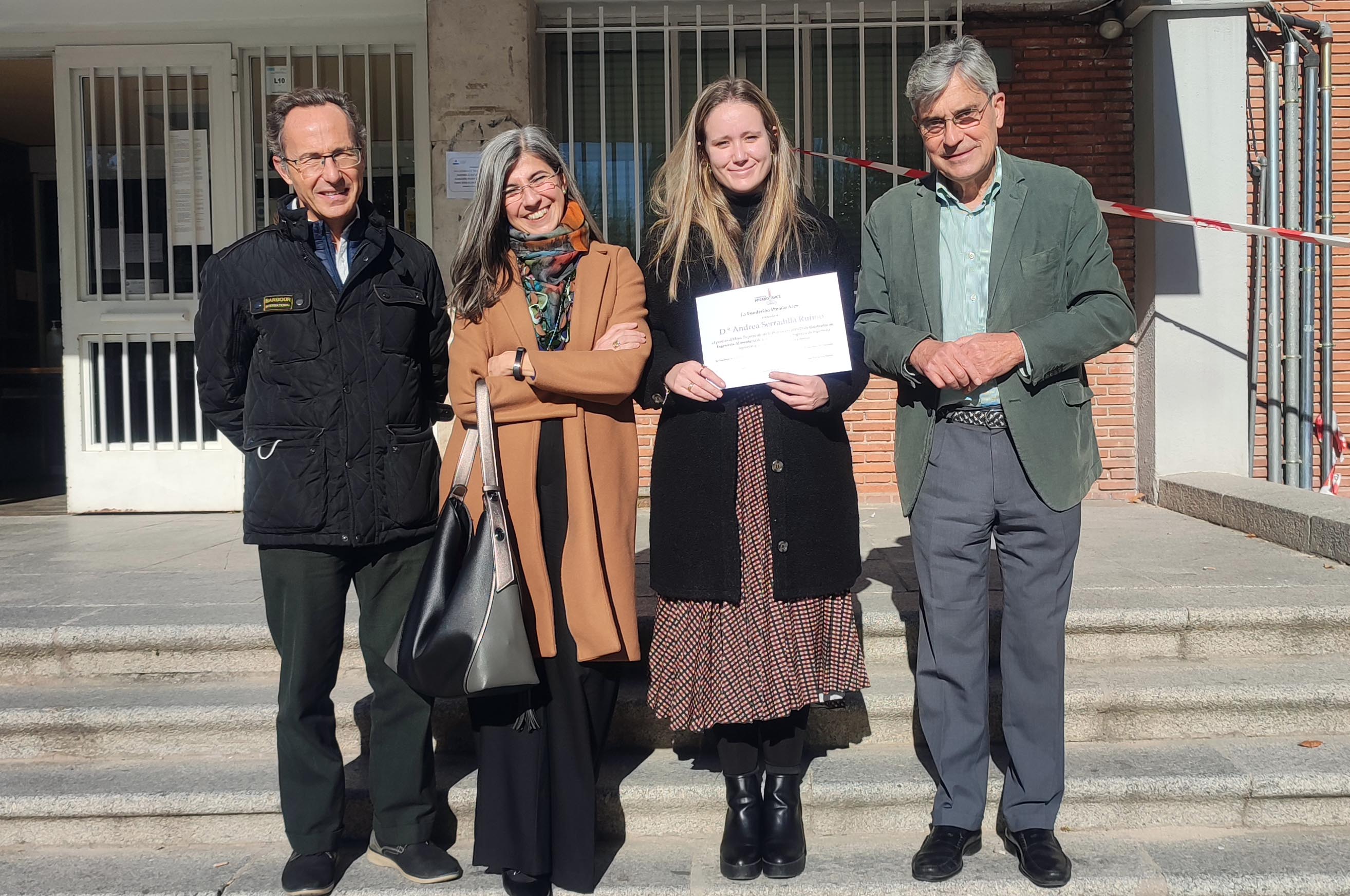 Foto de familia justo a la salida del evento. De izquierda a derecha: Ignacio de los Ríos, Esperanza Echevarría, Andrea Serradilla y Adolfo Cazorla Foto de familia justo a la salida del evento. De izquierda a derecha: Ignacio de los Ríos, Esperanza Echevarría, Andrea Serradilla y Adolfo Cazorla