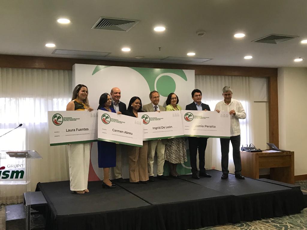 Foto de las emprendedoras con el Comité Mixto compuesto Adolfo Carzola (UPM), Ignacio de los Ríos (UPM), Paulo Herrera (PUCMM) y Ubaldo Dedios, Gerente de Gestión humana de ISM. Foto de las emprendedoras con el Comité Mixto compuesto Adolfo Carzola (UPM), Ignacio de los Ríos (UPM), Paulo Herrera (PUCMM) y Ubaldo Dedios, Gerente de Gestión humana de ISM.