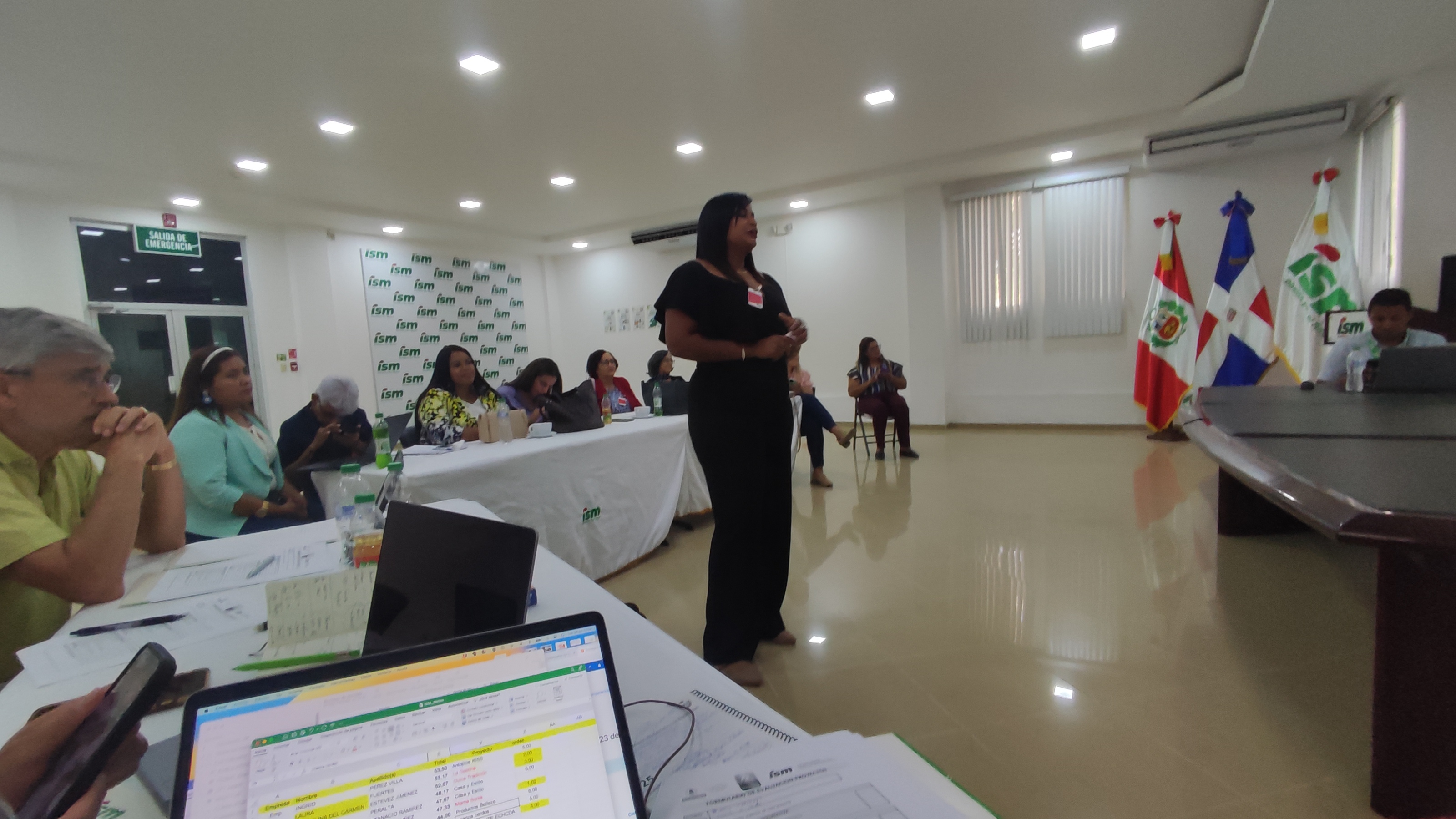 Foto de las emprendedoras ante el Comité Mixto evaluador de los proyectos Foto de las emprendedoras ante el Comité Mixto evaluador de los proyectos