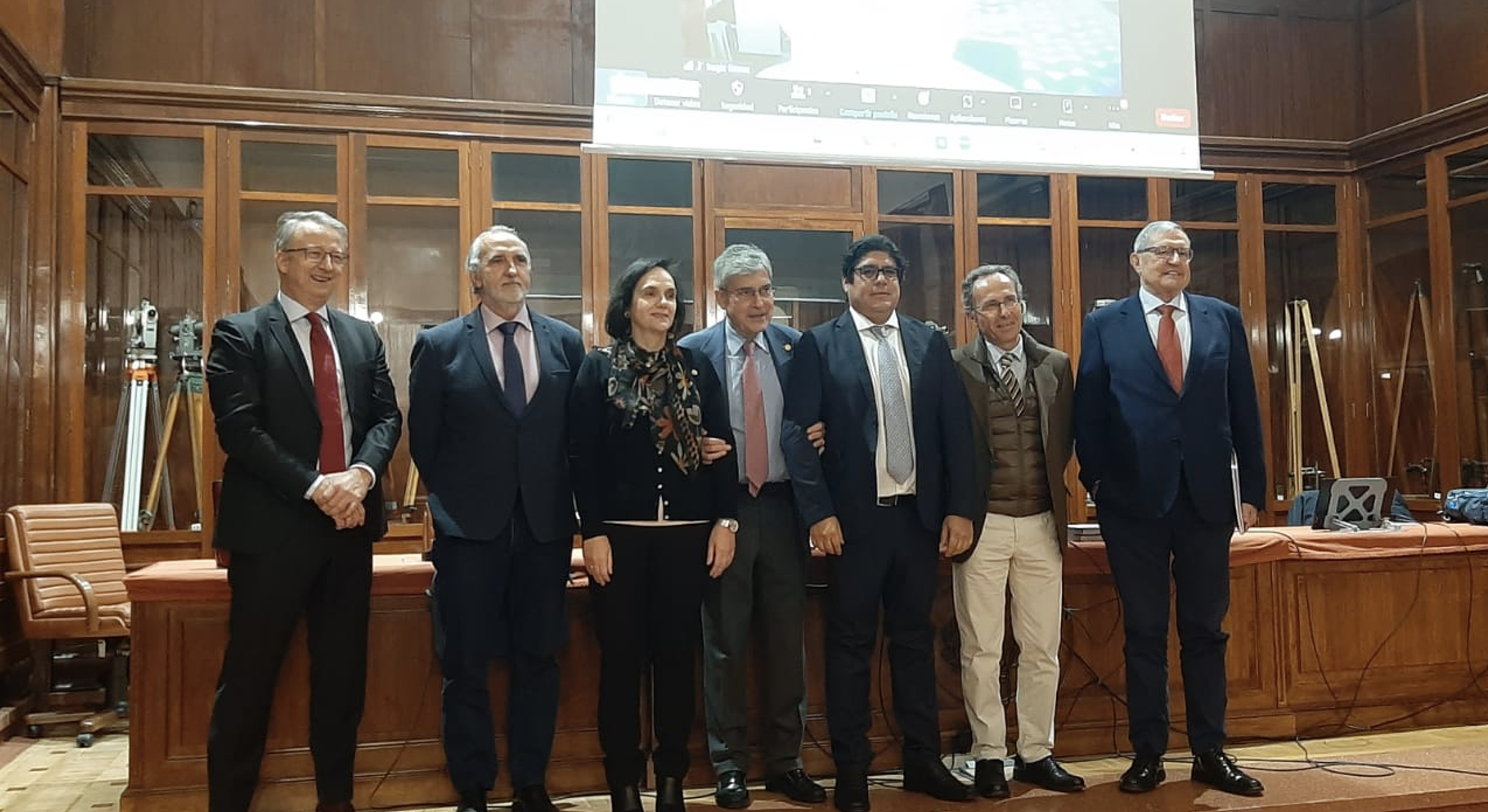 El Doctorando con los miembros del Tribunal y el Director de la Tesis El Doctorando con los miembros del Tribunal y el Director de la Tesis