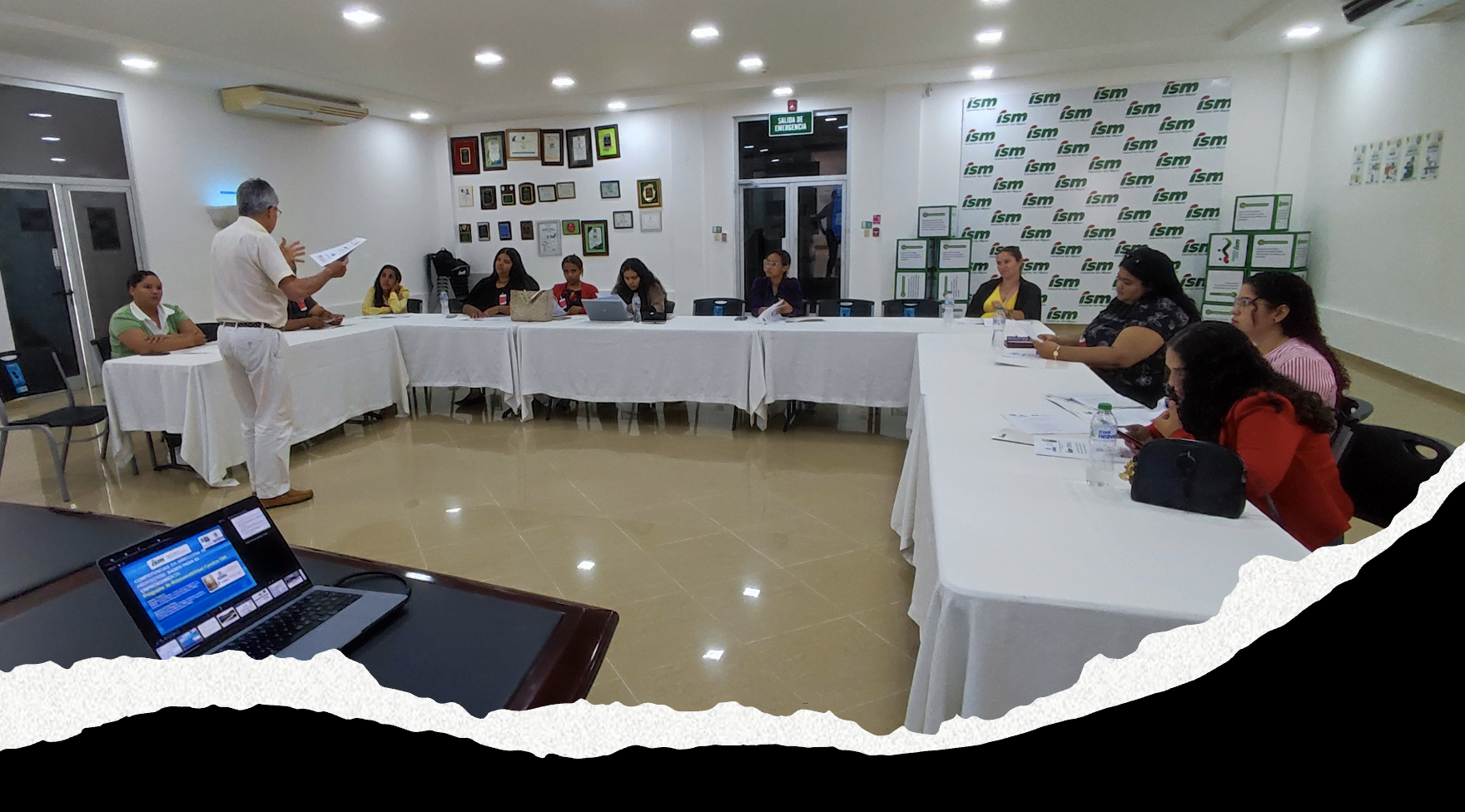 El Dr. Cazorla en una de las sesiones del inauguración del Programa y momento del taller con las mujeres emprendedoras El Dr. Cazorla en una de las sesiones del inauguración del Programa y momento del taller con las mujeres emprendedoras
