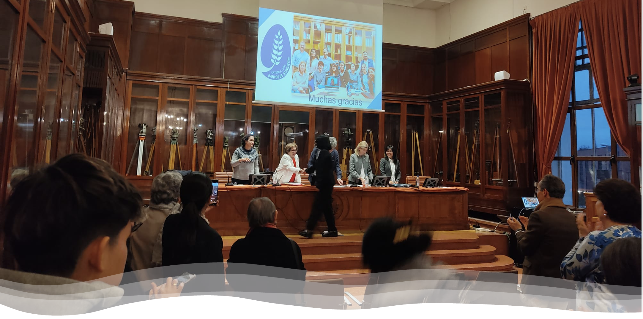 Momento de la felicitación por parte de los miembros del tribunal Momento de la felicitación por parte de los miembros del tribunal