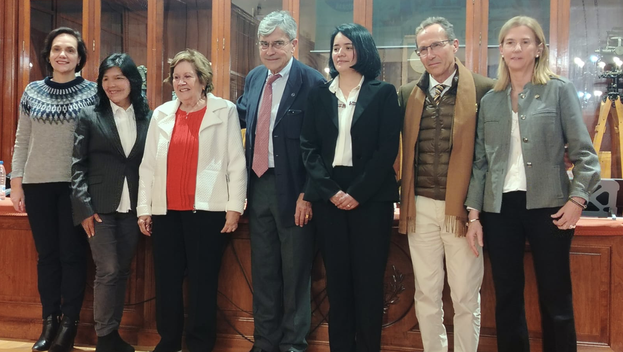 Miembros del tribunal de la tesis doctoral, la Dra Ana Afonso, la Dra. Marina Aldapi, la Dra Carmen Polo, el Dr. Adolfo Cazorla (presidente del tribunal) y la Dra Cristina Velilla, junto con la doctoranda Priscila Nole y el director de la Tesis el Dr. Ignacio de los Ríos Miembros del tribunal de la tesis doctoral, la Dra Ana Afonso, la Dra. Marina Aldapi, la Dra Carmen Polo, el Dr. Adolfo Cazorla (presidente del tribunal) y la Dra Cristina Velilla, junto con la doctoranda Priscila Nole y el director de la Tesis el Dr. Ignacio de los Ríos